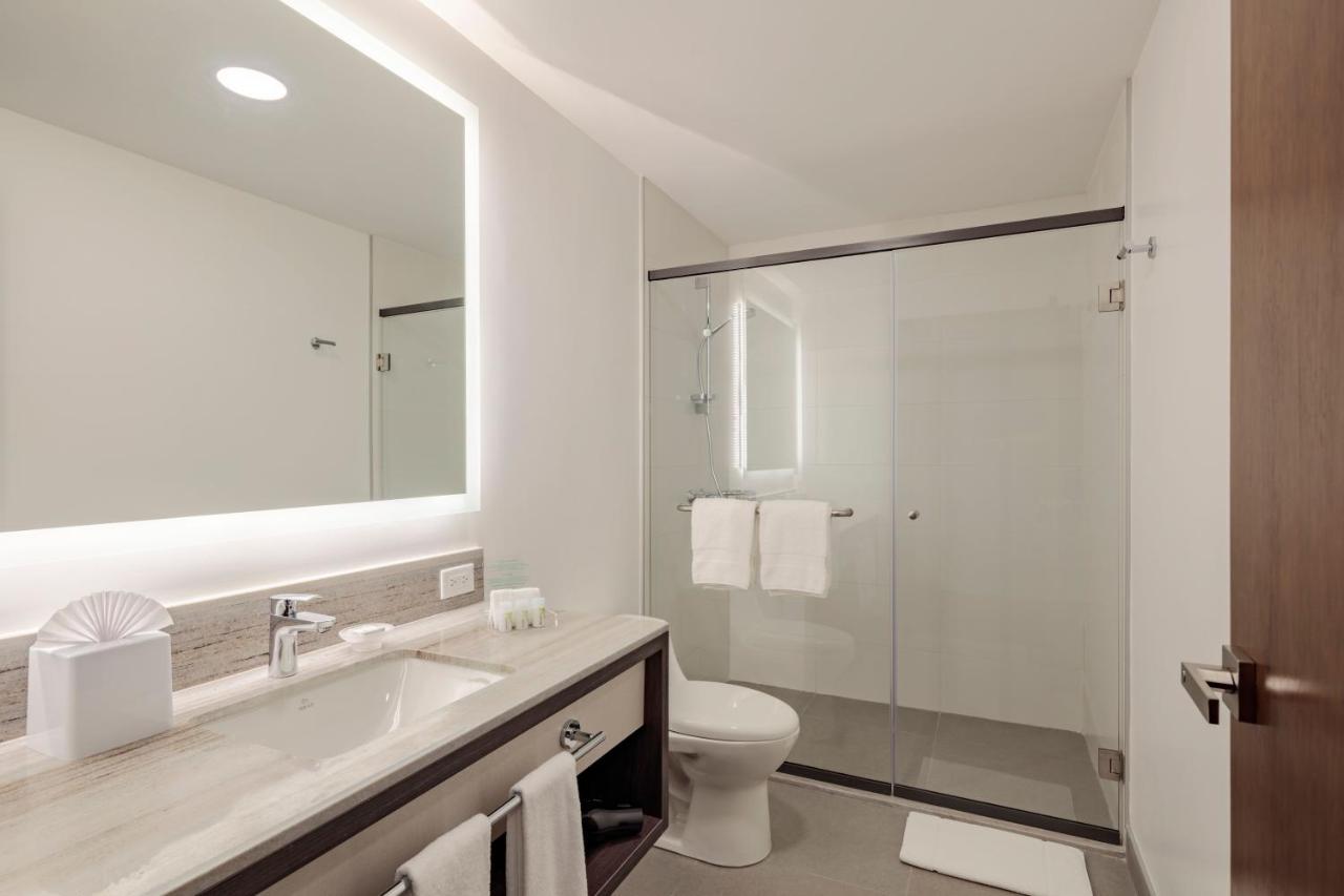 Holiday Inn - Quito Airport By Ihg Табабела Экстерьер фото A bathroom in a hotel